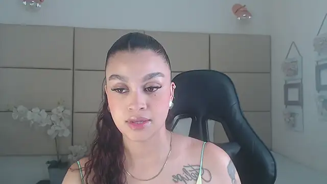 Snapshot of Rossi_Baker chatting on October 16, 2025, 4:26 pm Rossi Baker online show from October 16, 2025, 4:26 pm