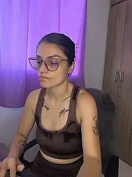 Snapshot of Coralinne__ chatting on July 7, 2026, 4:32 pm Coralinne online show from July 7, 2026, 4:32 pm