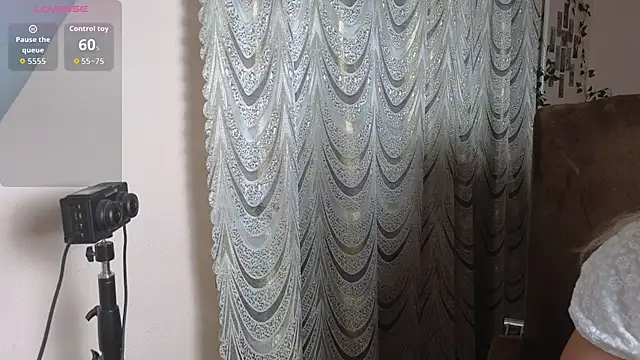 Snapshot of Laura_Gol chatting on October 24, 2025, 9:03 pm Laura Gol online show from October 24, 2025, 9:03 pm