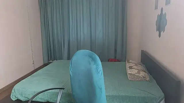 Snapshot of Laura_Gol chatting on October 13, 2025, 1:23 pm Laura Gol online show from October 13, 2025, 1:23 pm