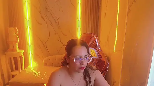 Snapshot of _Evoni_b chatting on October 8, 2025, 7:47 pm Evoni b online show from October 8, 2025, 7:47 pm