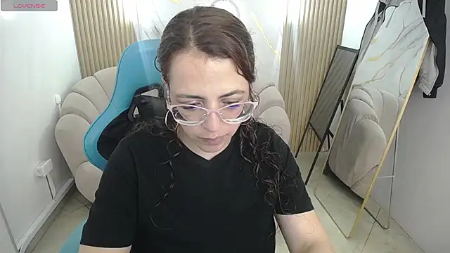 Snapshot of _Evoni_b chatting on October 5, 2025, 12:18 pm Evoni b online show from October 5, 2025, 12:18 pm