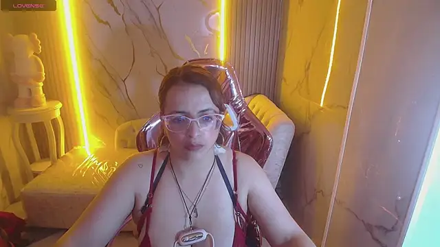 Snapshot of _Evoni_b chatting on October 7, 2025, 12:39 pm Evoni b online show from October 7, 2025, 12:39 pm