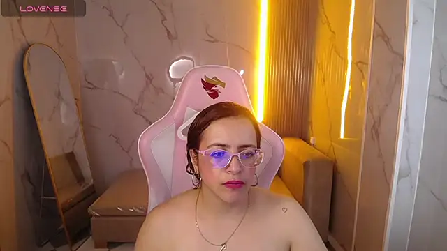 Snapshot of _Evoni_b chatting on October 9, 2025, 12:38 pm Evoni b online show from October 9, 2025, 12:38 pm