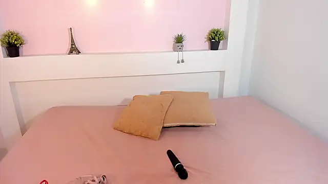 Snapshot of LucyStar3 chatting on October 28, 2025, 1:32 pm LucyStar3 online show from October 28, 2025, 1:32 pm