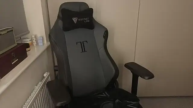 Snapshot of Lilly-Luscious chatting on October 15, 2025, 6:16 pm Lilly-Luscious online show from October 15, 2025, 6:16 pm