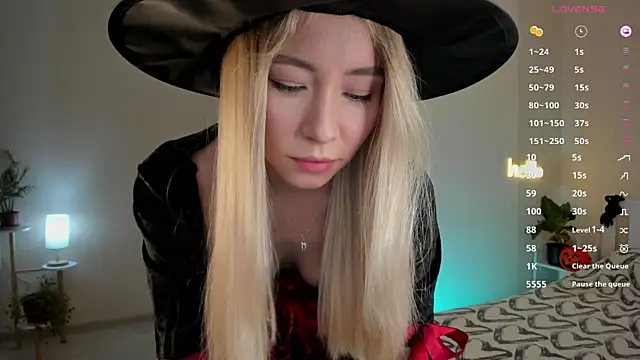 Snapshot of DanaCandy chatting on October 31, 2025, 8:27 pm DanaCandy online show from October 31, 2025, 8:27 pm