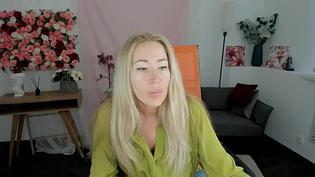 AstraMonroe online show from April 1, 2026, 1:51 am