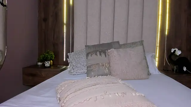 LucySalvatore  online show from October 12, 2025, 4:03 am