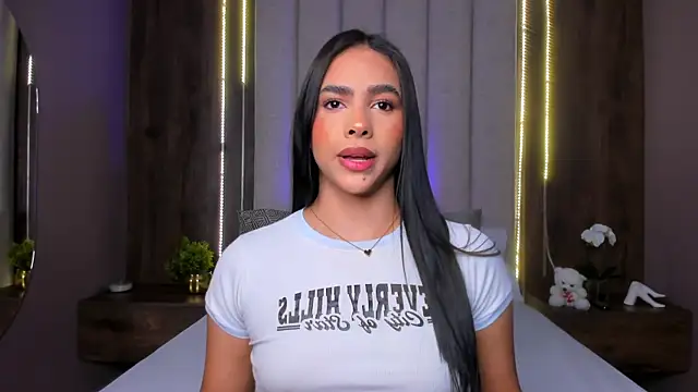 LucySalvatore  online show from September 27, 2025, 1:17 pm