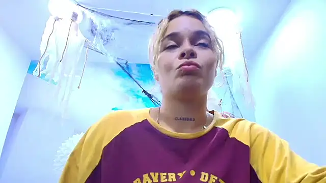 ESMERALDA-BLUE online show from October 17, 2025, 7:59 pm