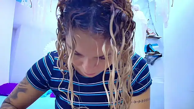 ESMERALDA-BLUE online show from October 25, 2025, 9:04 pm