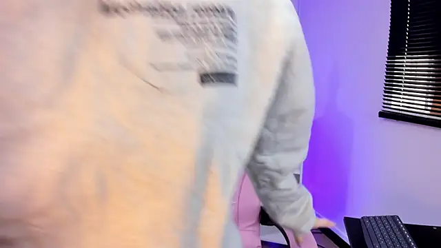 Snapshot of Alice_Vixen chatting on September 19, 2025, 12:31 pm Alice Vixen online show from September 19, 2025, 12:31 pm