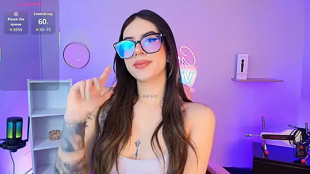 Snapshot of Alice_Vixen chatting on October 14, 2025, 12:17 pm Alice Vixen online show from October 14, 2025, 12:17 pm