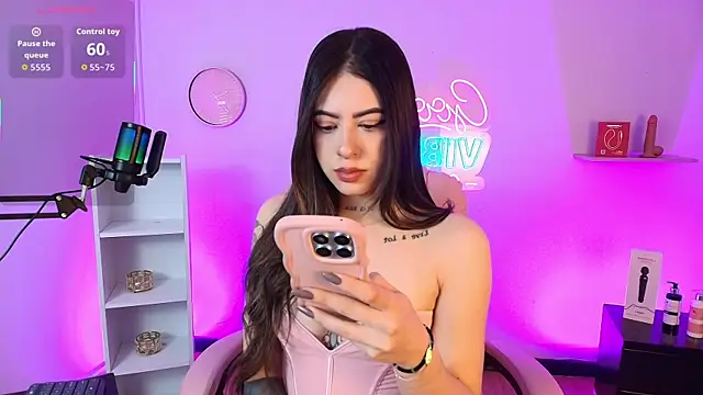 Snapshot of Alice_Vixen chatting on October 27, 2025, 12:28 pm Alice Vixen online show from October 27, 2025, 12:28 pm