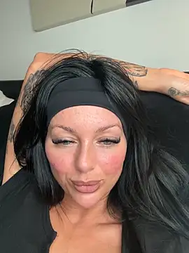 Snapshot of juicylucie chatting on October 15, 2025, 10:18 pm juicylucie online show from October 15, 2025, 10:18 pm