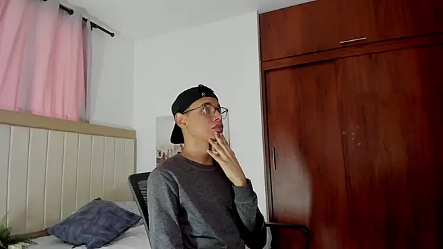 Snapshot of tristan_gold chatting on October 14, 2025, 1:34 pm tristan gold online show from October 14, 2025, 1:34 pm