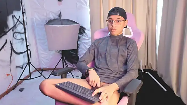 Snapshot of tristan_gold chatting on October 21, 2025, 5:01 pm tristan gold online show from October 21, 2025, 5:01 pm