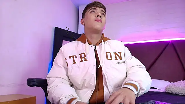 Snapshot of Lucass_love chatting on February 11, 2026, 1:00 pm Lucass love online show from February 11, 2026, 1:00 pm