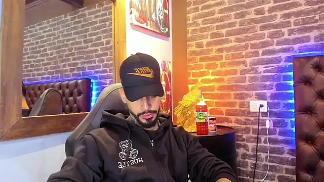 VinzenzRizzo online show from November 5, 2025, 4:37 am