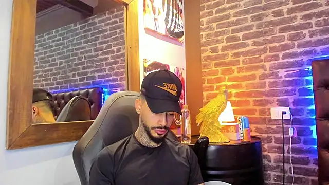 VinzenzRizzo online show from November 19, 2025, 4:56 am