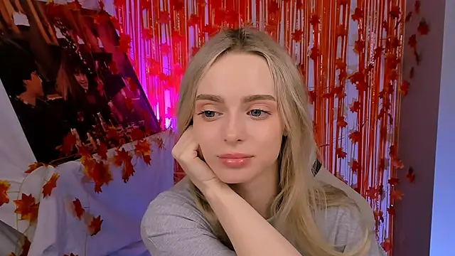 Snapshot of JuliaBrewwer chatting on November 17, 2025, 1:04 pm JuliaBrewwer online show from November 17, 2025, 1:04 pm