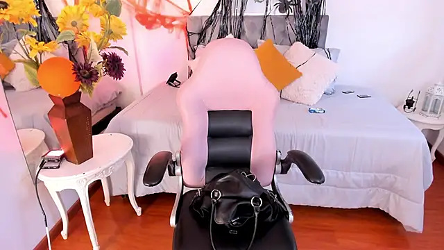 Snapshot of Lucie_Harper chatting on October 16, 2025, 9:01 pm Lucie Harper online show from October 16, 2025, 9:01 pm