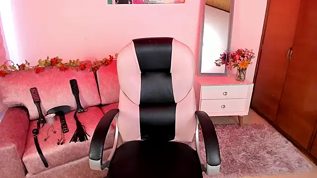 Snapshot of Lucie_Harper chatting on September 23, 2025, 8:05 pm Lucie Harper online show from September 23, 2025, 8:05 pm