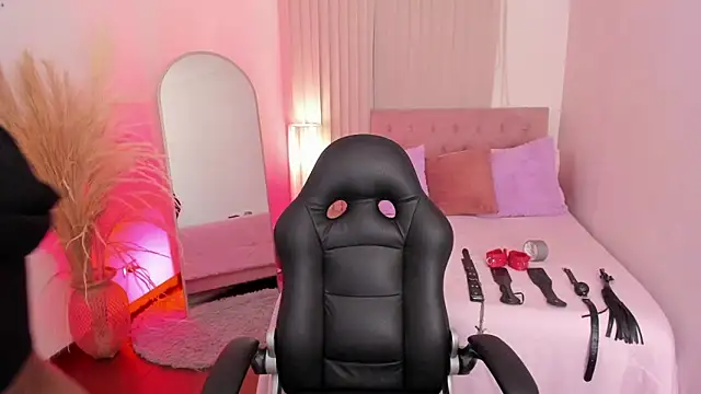 Snapshot of Lucie_Harper chatting on October 15, 2025, 8:06 pm Lucie Harper online show from October 15, 2025, 8:06 pm