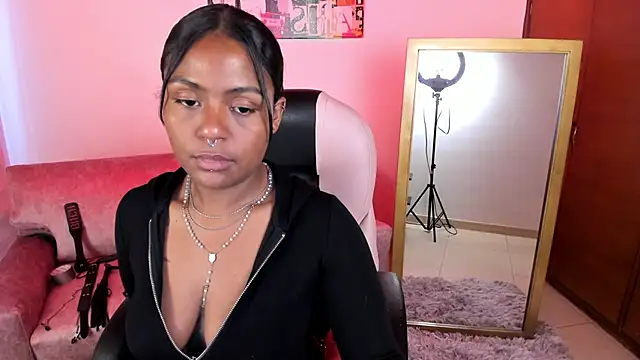 Snapshot of Lucie_Harper chatting on October 1, 2025, 8:35 pm Lucie Harper online show from October 1, 2025, 8:35 pm