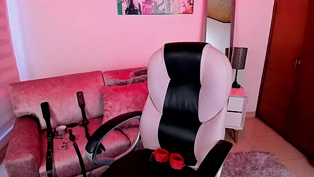 Snapshot of Lucie_Harper chatting on September 28, 2025, 7:54 pm Lucie Harper online show from September 28, 2025, 7:54 pm