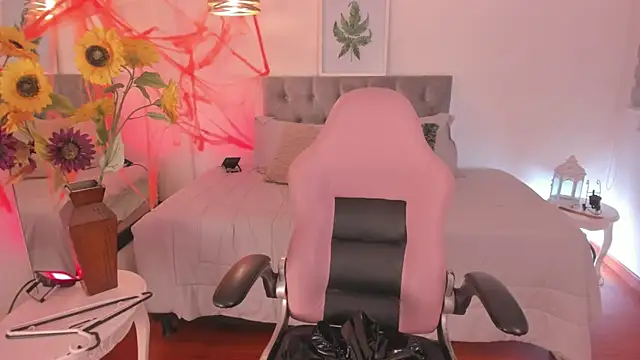 Snapshot of Lucie_Harper chatting on October 10, 2025, 7:58 pm Lucie Harper online show from October 10, 2025, 7:58 pm