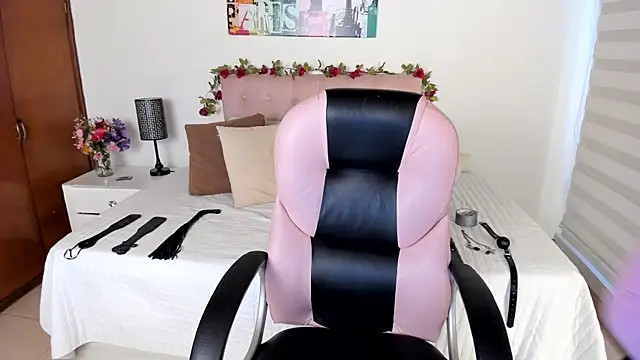 Snapshot of Lucie_Harper chatting on September 21, 2025, 8:36 pm Lucie Harper online show from September 21, 2025, 8:36 pm