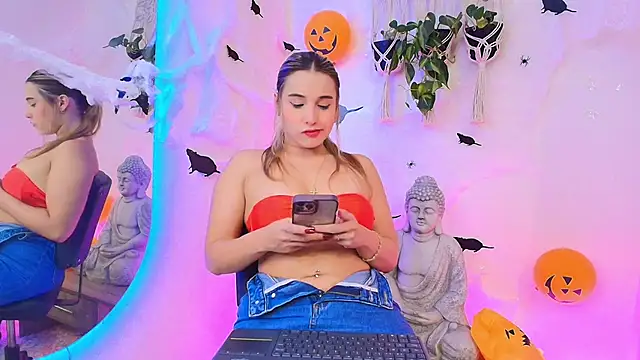 Snapshot of Sophie_Janner chatting on October 7, 2025, 2:01 am Sophie Janner online show from October 7, 2025, 2:01 am