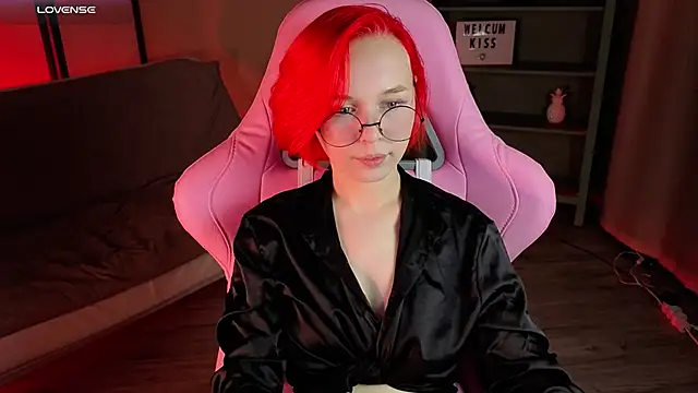 Snapshot of NaomiYoru chatting on September 9, 2025, 8:40 pm NaomiYoru online show from September 9, 2025, 8:40 pm
