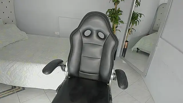 Alix 18  online show from October 23, 2025, 11:42 am