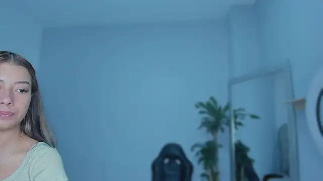 Alix 18  online show from September 16, 2025, 11:22 am