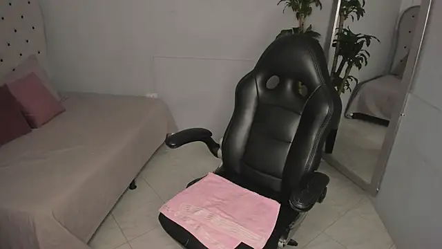 Alix 18  online show from September 27, 2025, 11:38 am