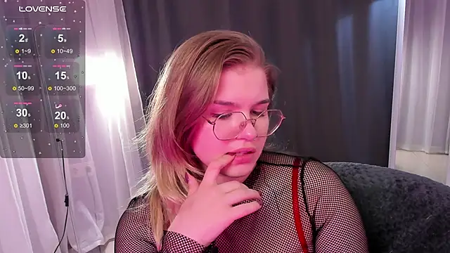 SophieMurrr online show from September 17, 2025, 3:36 pm