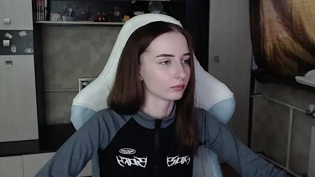 Cutti Crystal online show from November 4, 2025, 2:59 am