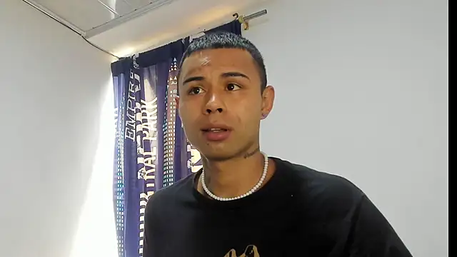 Snapshot of _Logan_Colton_ chatting on November 4, 2025, 8:01 pm Logan Colton online show from November 4, 2025, 8:01 pm