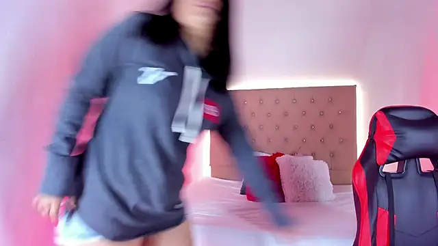 Snapshot of Zafiro__Brown chatting on October 9, 2025, 12:17 pm Zafiro Brown online show from October 9, 2025, 12:17 pm