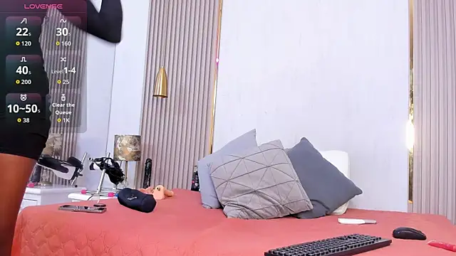 Skylar Smith  online show from November 5, 2025, 12:41 pm