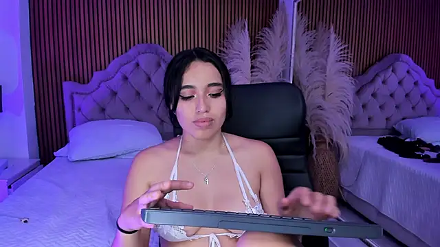 Starbutterflyy  online show from March 2, 2026, 7:15 am