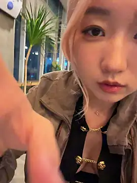 Snapshot of winter11 chatting on October 15, 2025, 9:28 am winter11 online show from October 15, 2025, 9:28 am