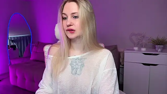 Sofia Kenwood online show from April 19, 2026, 4:02 am