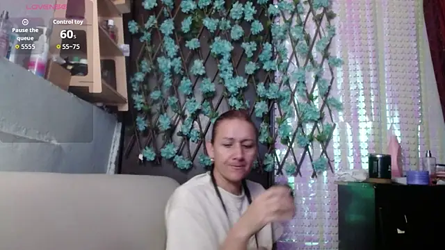 Snapshot of darling_hott chatting on February 18, 2026, 10:12 am darling hott online show from February 18, 2026, 10:12 am