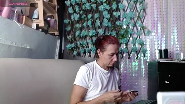 Snapshot of darling_hott chatting on April 21, 2026, 11:06 am darling hott online show from April 21, 2026, 11:06 am