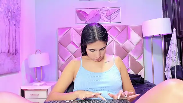 DanniaKross online show from September 20, 2025, 4:39 am