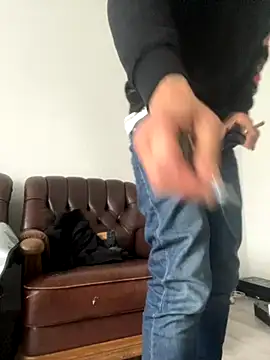 Snapshot of OfferedTearing chatting on September 26, 2025, 8:32 am OfferedTearing online show from September 26, 2025, 8:32 am